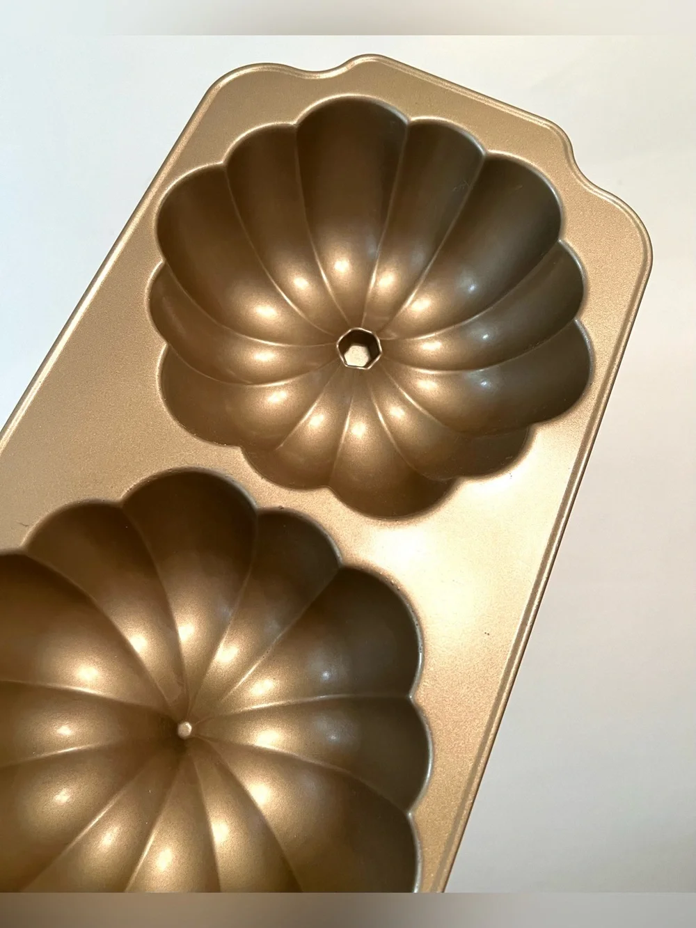 Nordic Ware Great Pumpkin Pan Heavy Cast Aluminum Baking Gold Finish 10 Cups USA